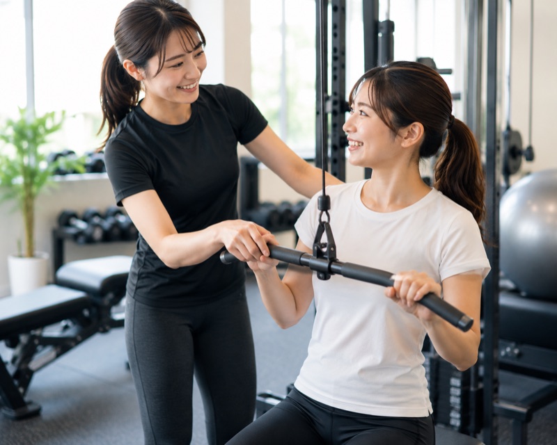 トレーナーが会員をサポートしている様子
